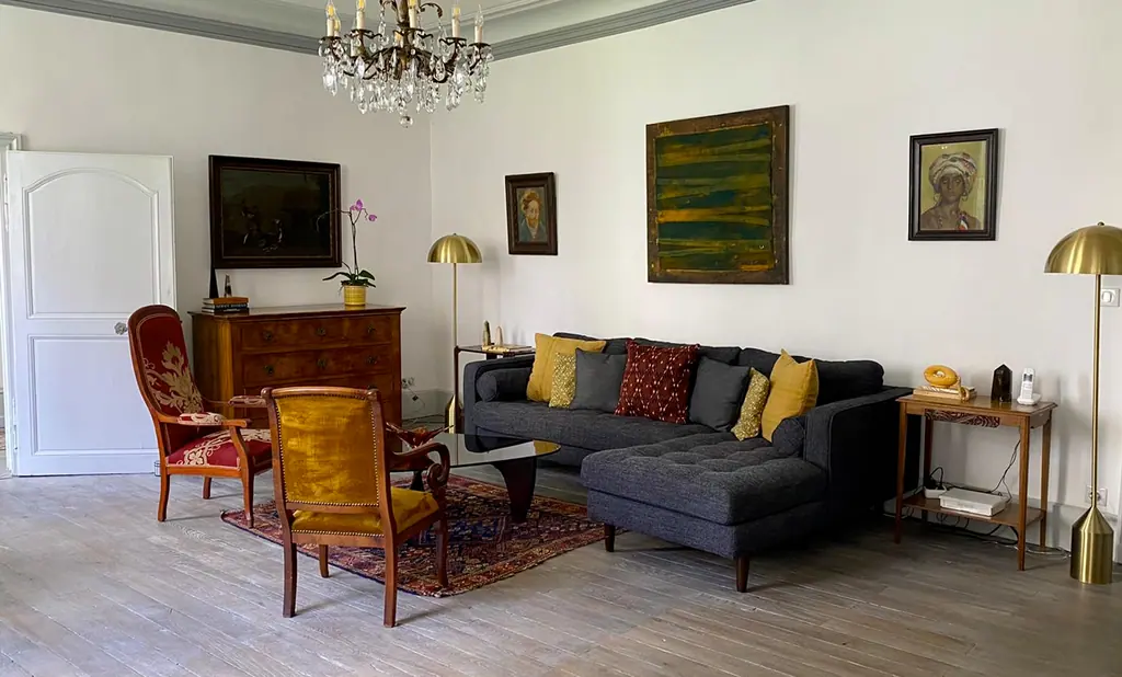 Le grand salon, entre fauteuils anciens et peintures contemporaines