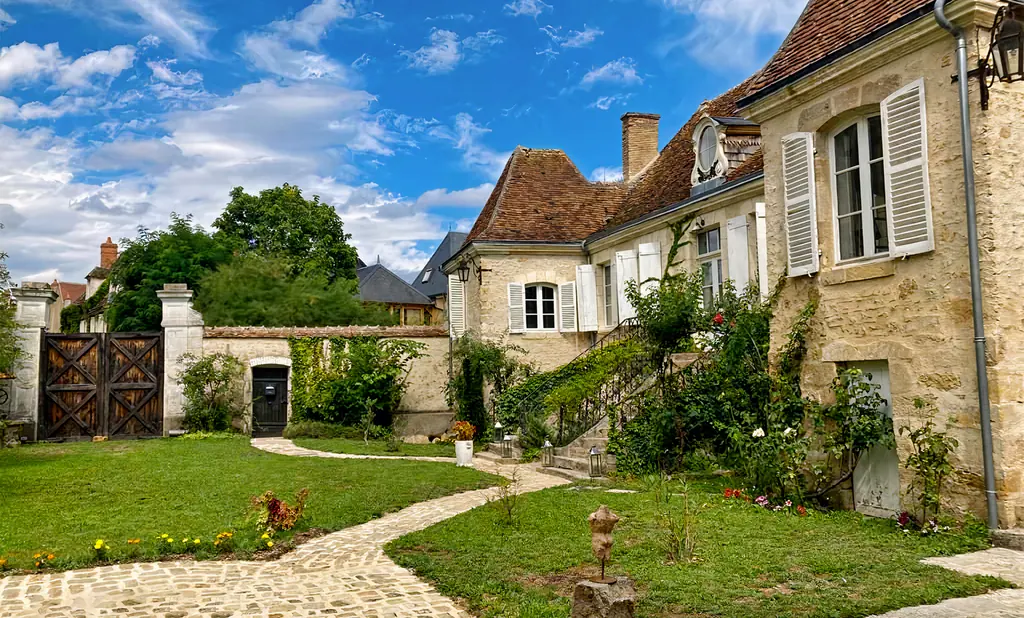 Le jardin clos et la façade arrière de la maison