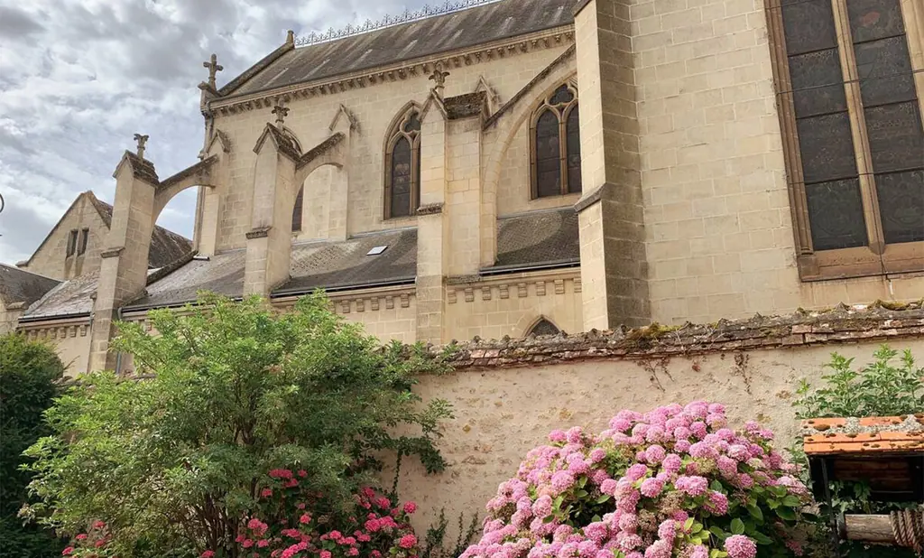 L'église Saint-Germain et ses hortensias, en face de la maison
