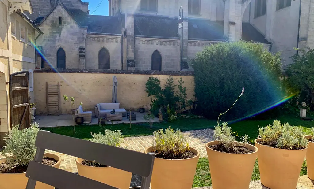 La terrasse du jardin, avec le clocher en arrière-plan