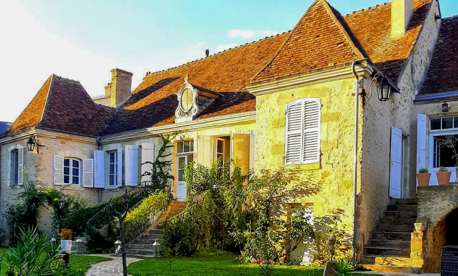 La maison et son jardin dans la lumière de fin de journée