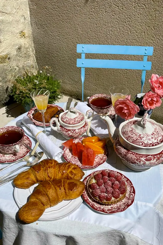 Le petit-déjeuner servi dehors sur un service en porcelaine ancienne