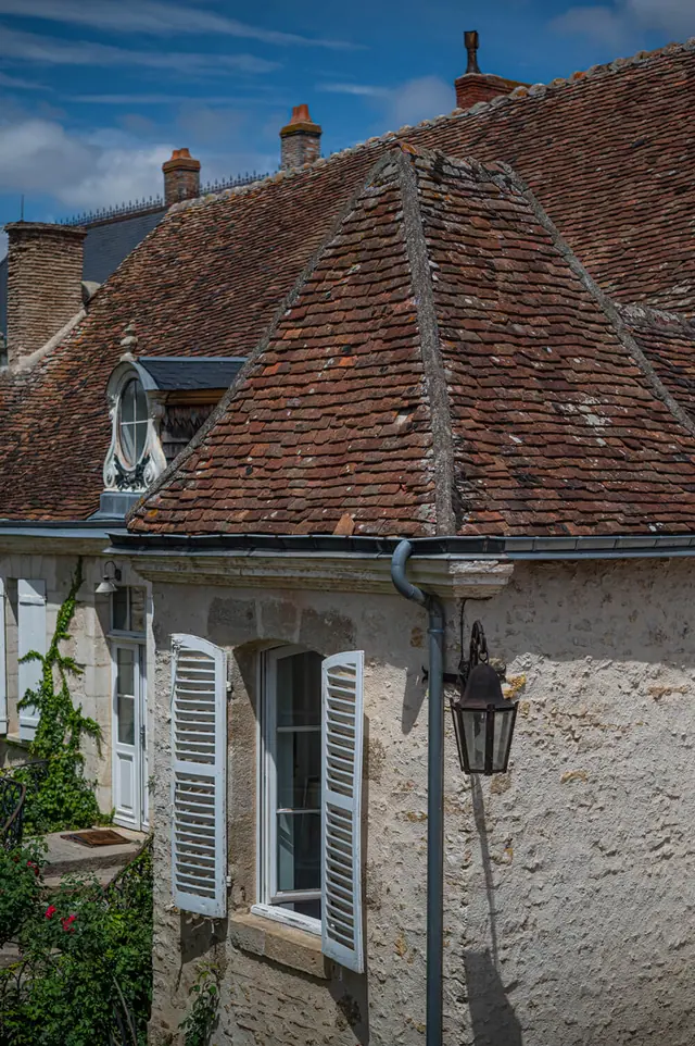 Les toits de tuiles anciennes de La Châtre