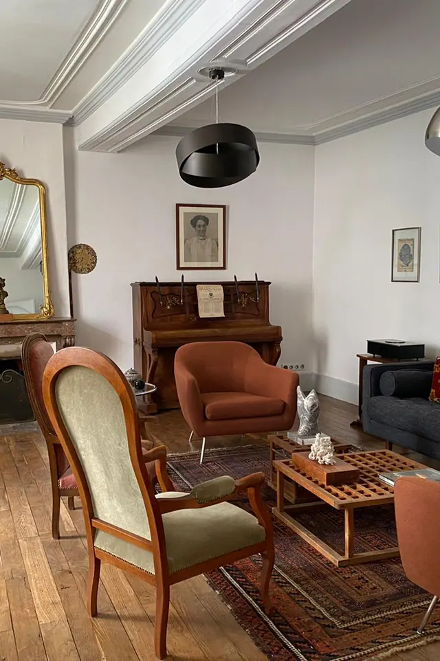 Le piano droit Art nouveau du salon, sous un portrait ancien