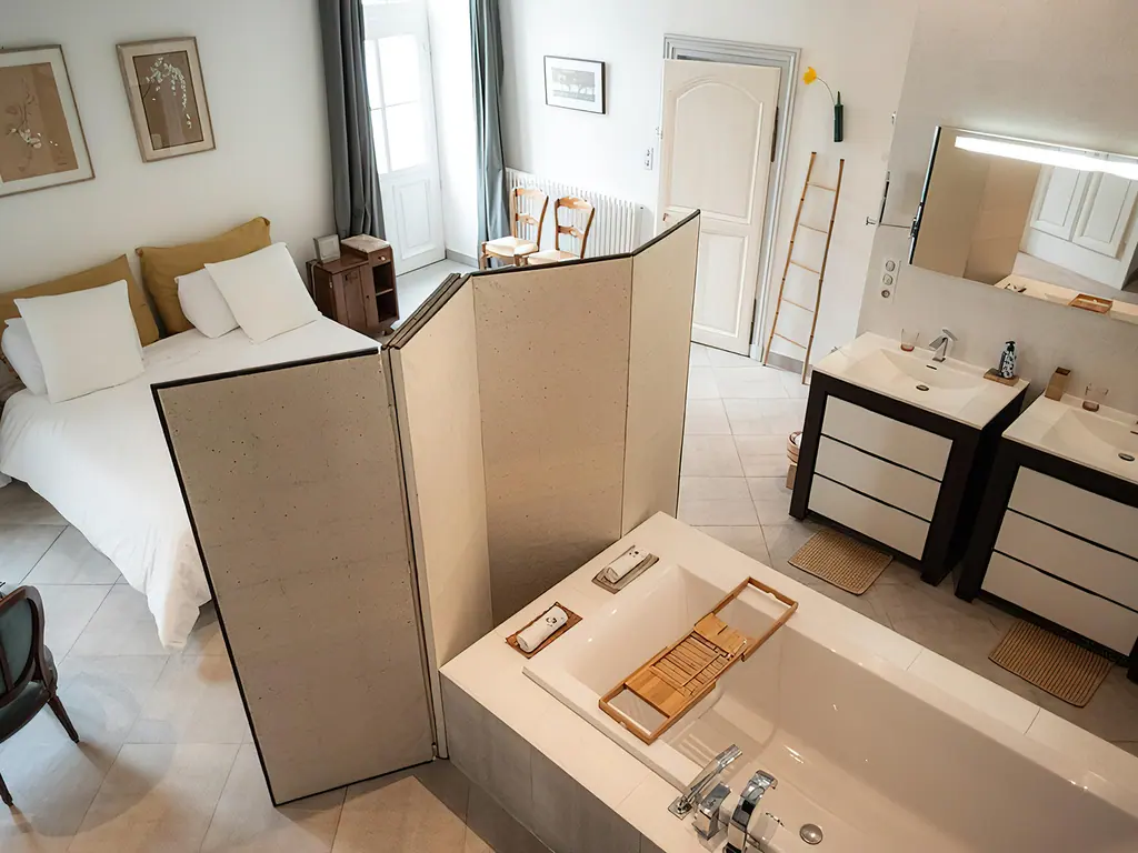 La Grande Suite : lit king size, paravent et baignoire ouverte sur la chambre