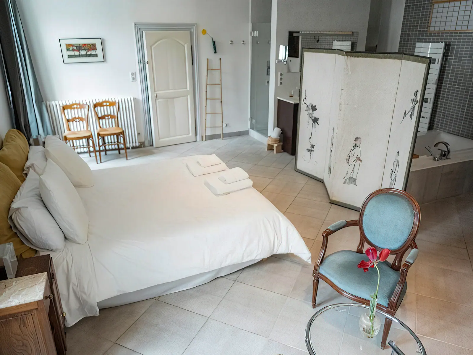 La Grande Suite, son lit et sa salle de bain ouverte