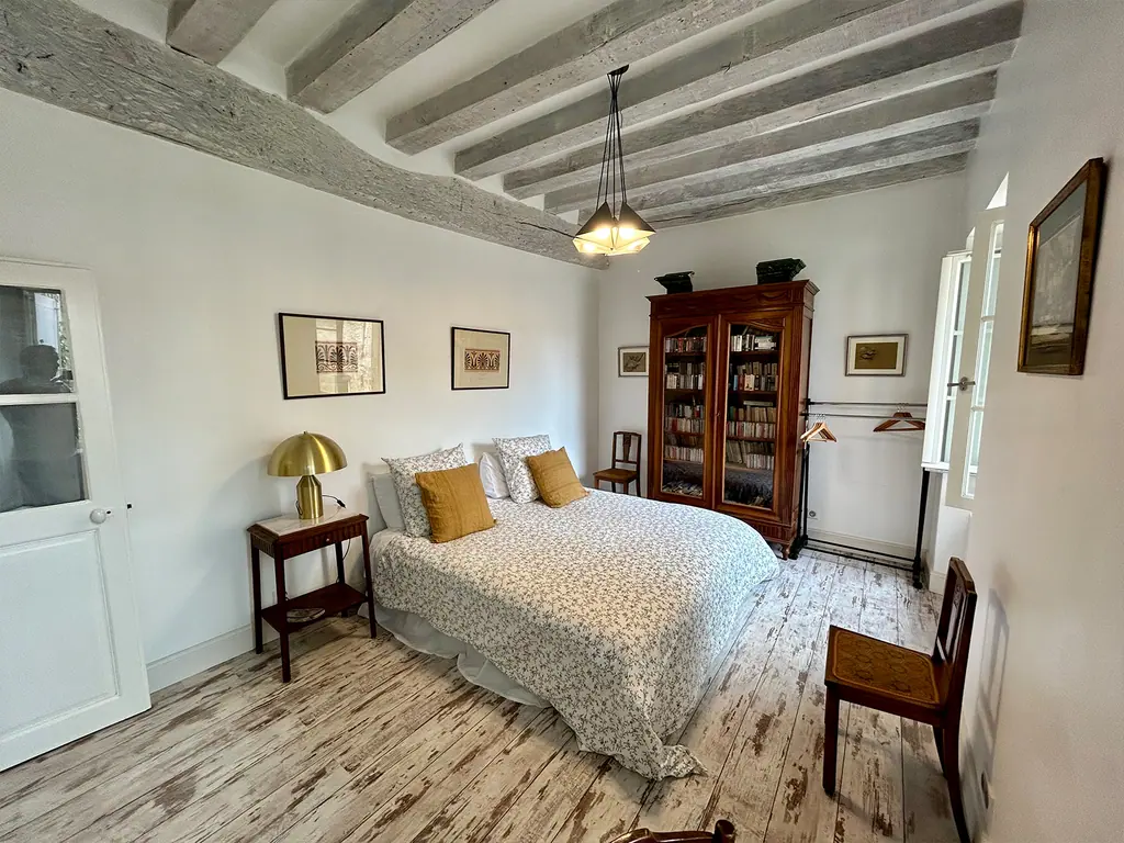 La Suite 1 et son lit face aux fenêtres